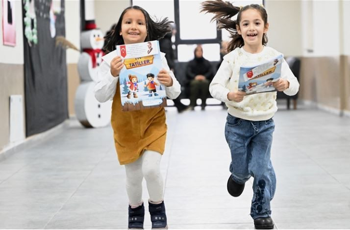 okullarda karne sevinci milyonlarca ogrenci yariyil tatiline girdi 0 HnvsXiMm