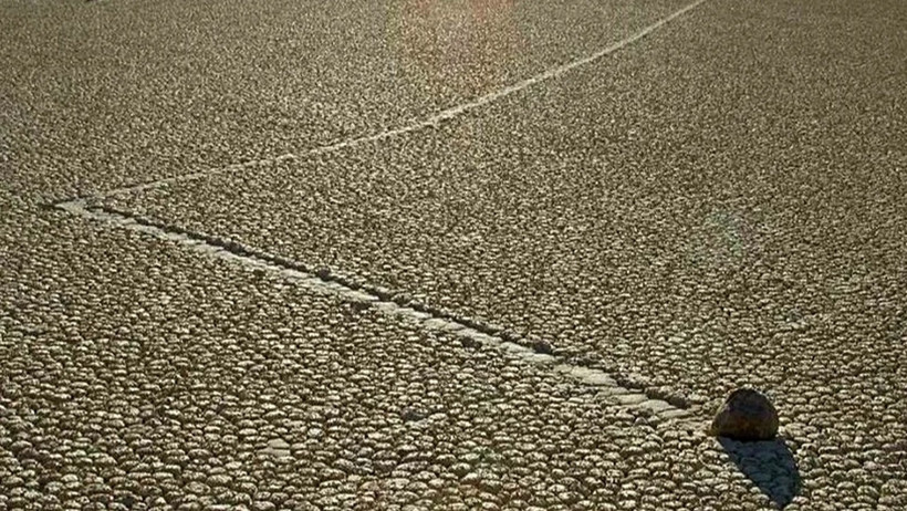 olum vadisinde yuruyen kayalarin sirri 0