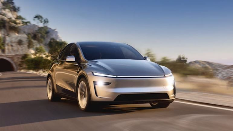 tek sarjla 657 km tesla tarihinin en verimli model ysi tanitildi batarya buyudu menzil