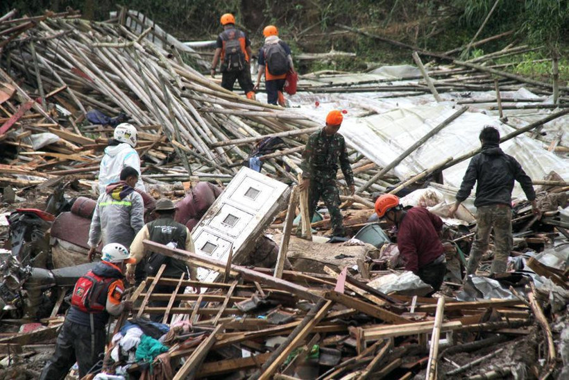 toprak koyu yuttu endonezyada olu sayisi 11e cikti 79 kisi araniyor 0