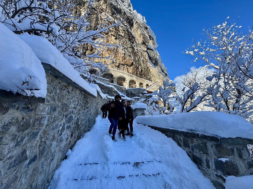 trabzonun asili cenneti sumela manastiri 2025te yarim milyonu asti vadideki gizli tapinak 18 HLvJVr47