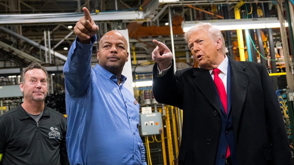 trumpa pedofil hamisi diyen isci isinden atildi isci icin 800 bin dolar bagis toplanti lOgzpFOF