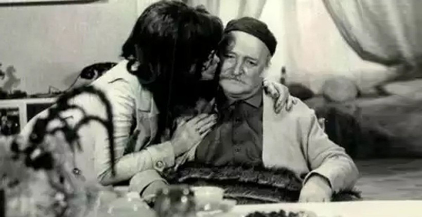 yesilcamin tatli yuzlu tonton dedesi nubar terziyan kotu adam rolunu neden hic kabul etmedi JKNtKteY