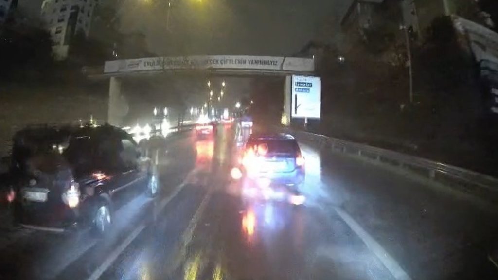 yol vermedi diye cildirdi pendik d 100de korku dolu anlar aSZ3nQOD