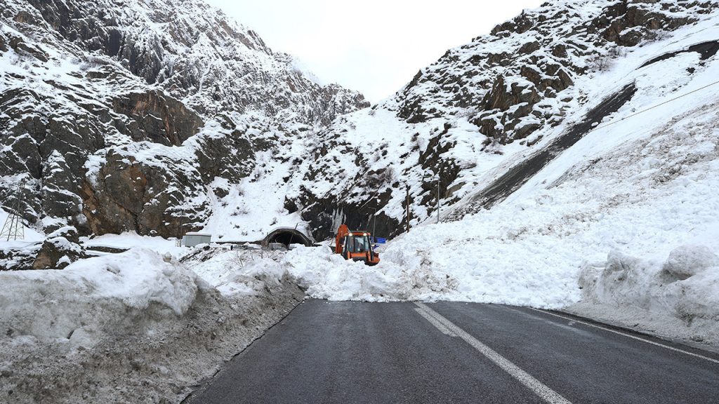 hakkari van karayoluna dusen cig temizlendi n46WRn6T
