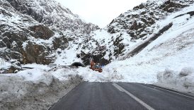 hakkari van karayoluna dusen cig temizlendi n46WRn6T
