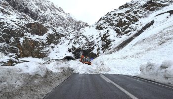 hakkari van karayoluna dusen cig temizlendi n46WRn6T