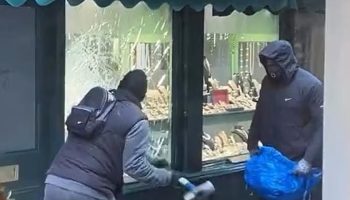 londrada gupegunduz kuyumcu soygunu vitrini cekicle kirdilar 87eRwO4I