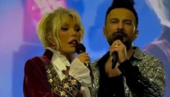 tarkandan sahnesinde yildiz bulusmasi ajda pekkan surprizi TCjw7Zpc